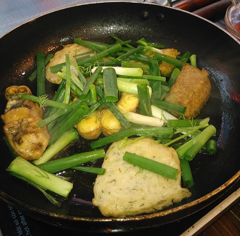 Cha ca: fish cooked with dill and spring onion in a pan