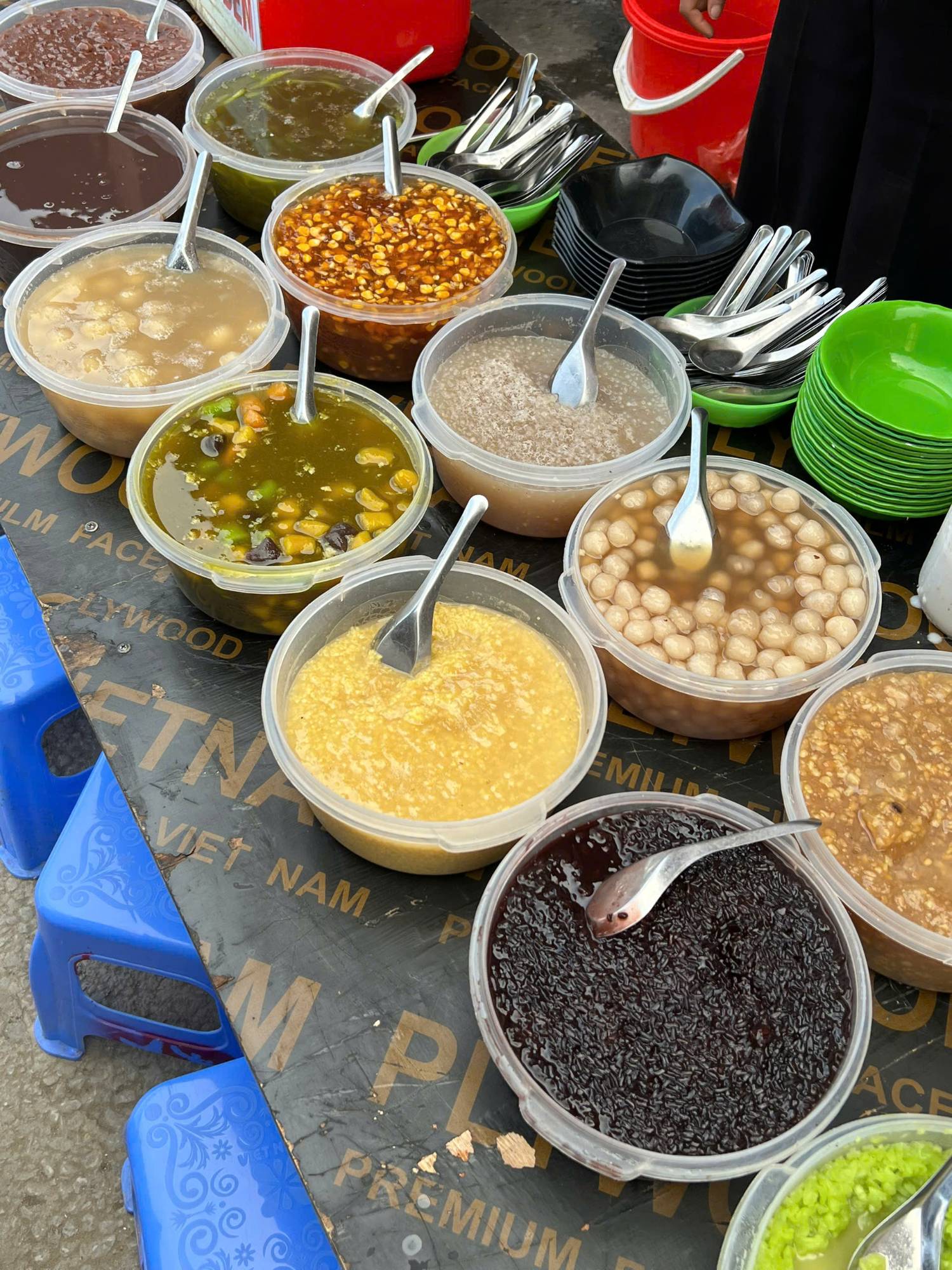 Bowls of Vietnamese sweet soups at a street stall