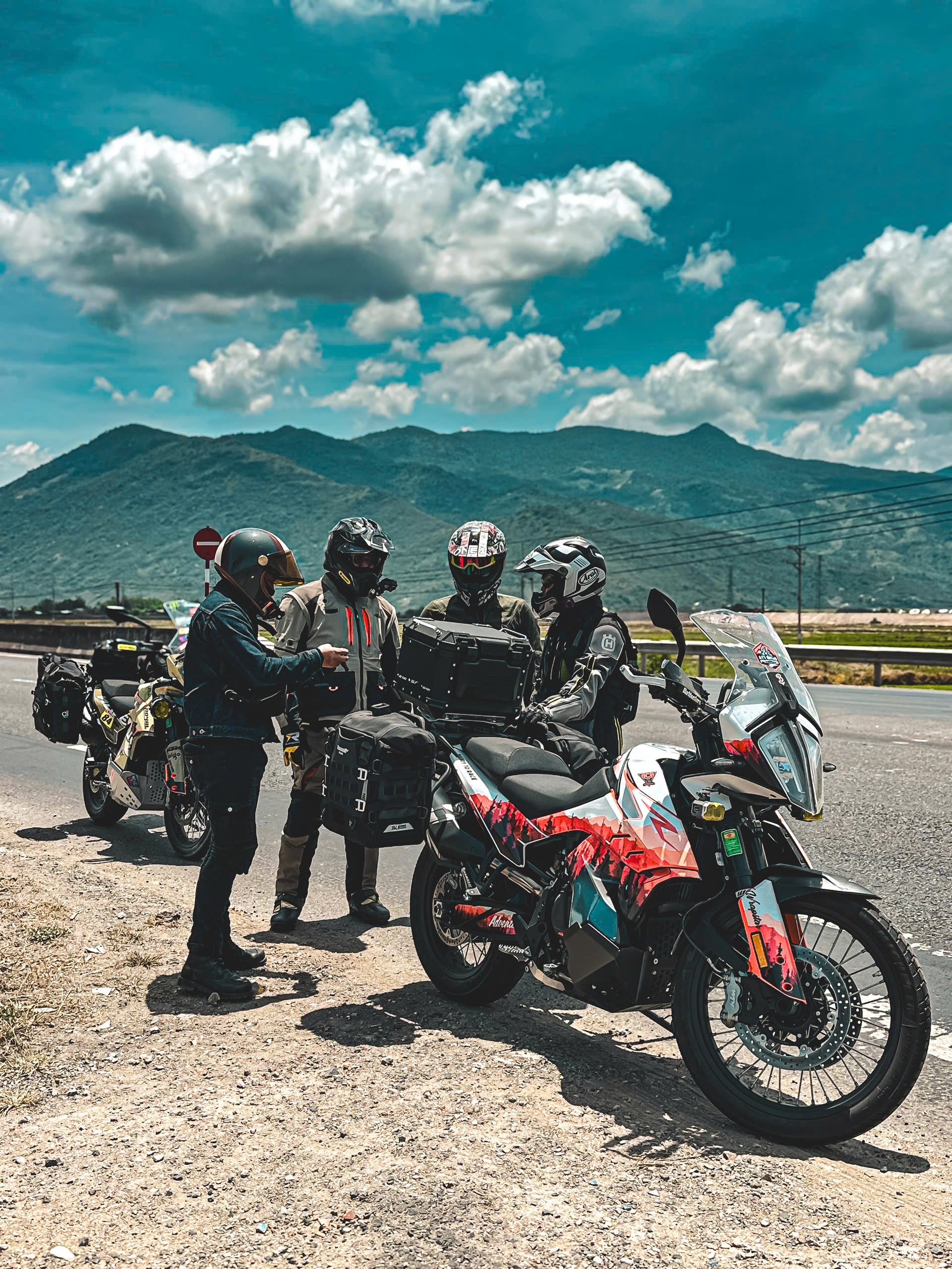 A DME group regrouping at a roadside stop with the support crew